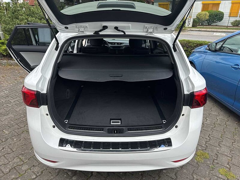 Toyota Avensis Combi Touring Sports 1.8 'Team D'