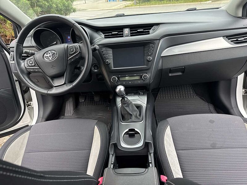 Toyota Avensis Combi Touring Sports 1.8 'Team D'